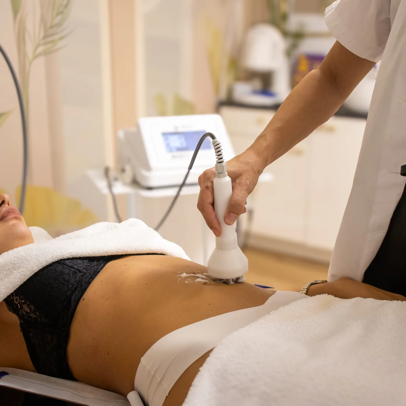 Tratament cu radiofrecvență multipolară pe abdomen pentru celulită