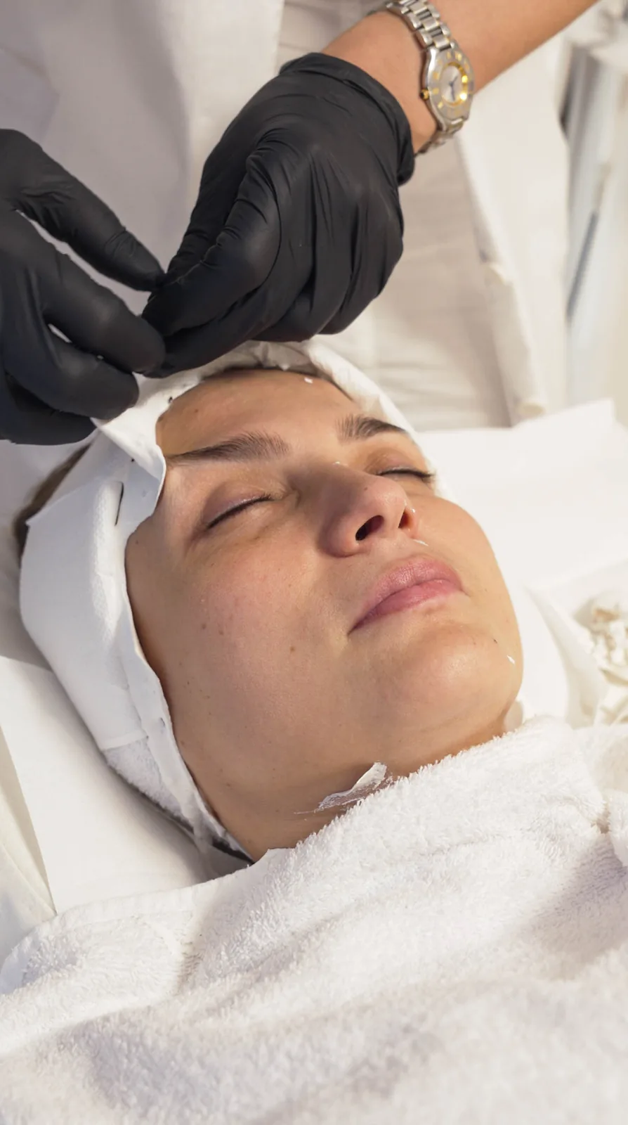 Clientă relaxată în timpul terapiei Endospheres Evolution pentru față